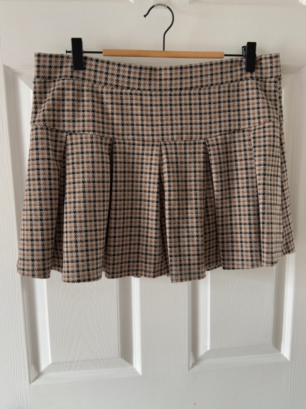 American Eagle Outfitters Beige and Black Houndstooth Pleated Skort